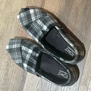 Women’s flannel plaid Tom’s size 8